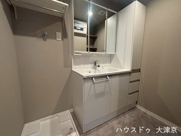 朝の支度もスムーズに。三面鏡と豊富な収納で快適な毎日を。