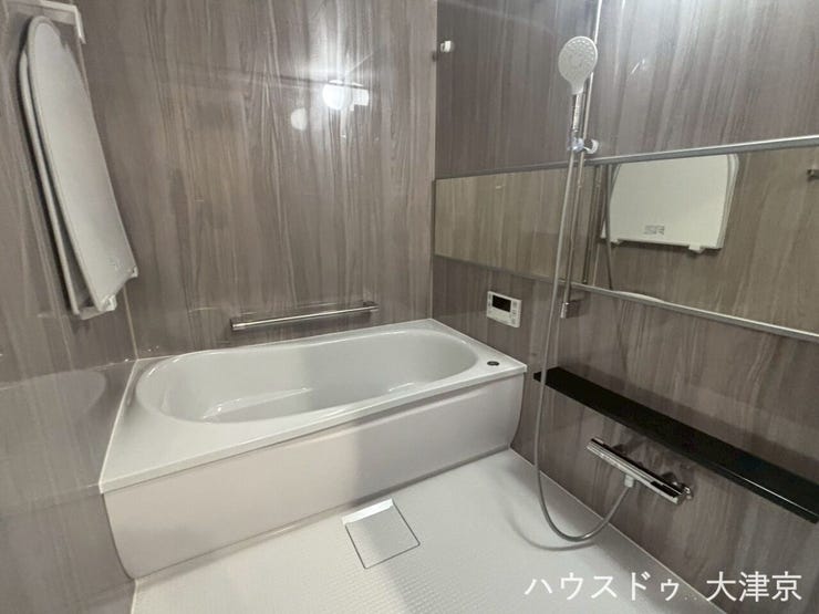 木目調パネルが創る癒しの空間。一日の疲れを解き放つ極上の浴室。