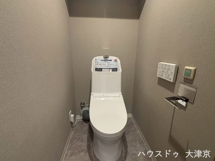 お手入れしやすい一体型トイレ。毎日を心地よく過ごせる清潔感。