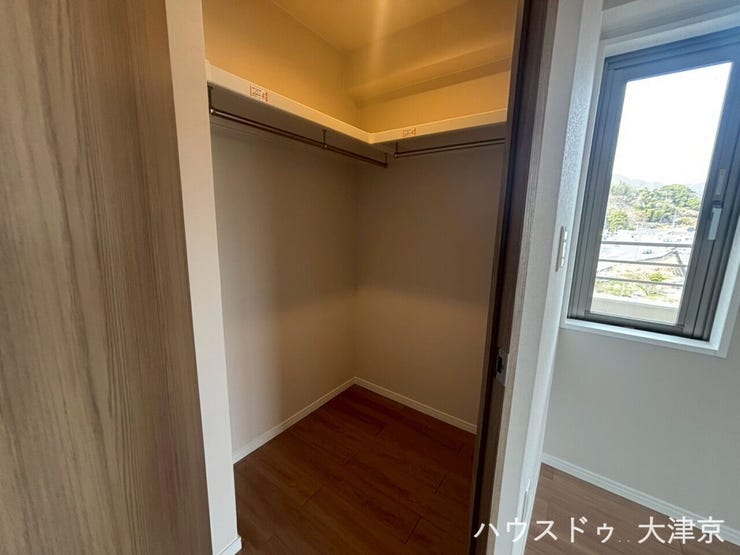 枕棚付きで小物も置ける。出し入れスムーズな快適クローゼット。