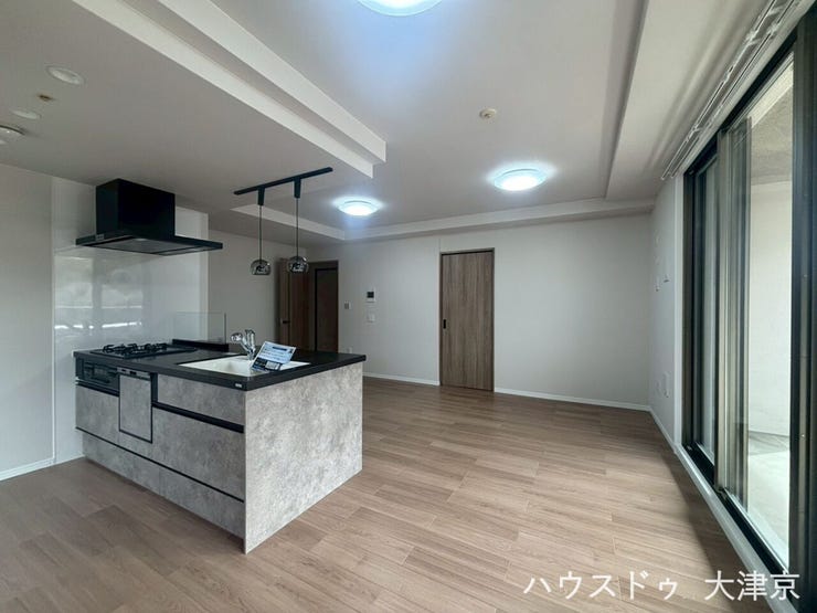 会話が弾むオープンキッチン。光溢れる広々としたモダンな空間。