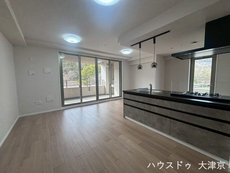 スタイリッシュな設備と木の温もりが調和する、心地よい住まい。