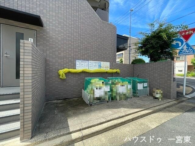 敷地内にゴミ捨て場があるため、住民はゴミを遠くまで運ぶ必要がなく、手軽にゴミを捨てることができます。