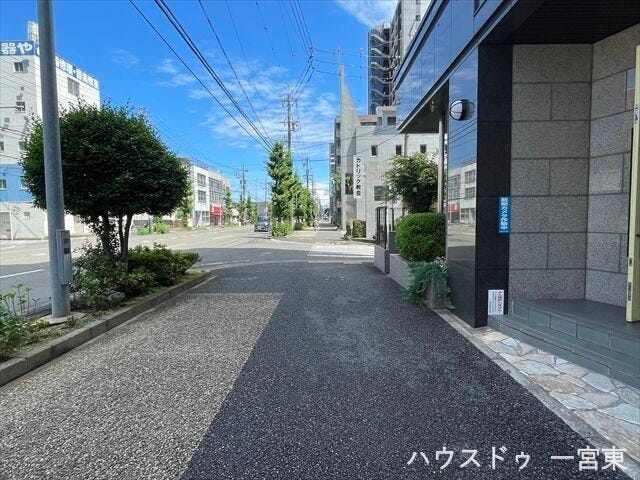 ≪西側北向き≫幅員が広く歩道もあるため、安心して歩くことができます。