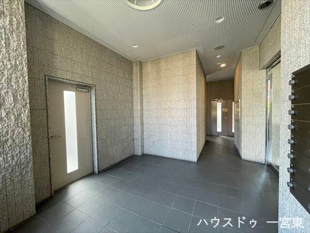 管理携帯は全部委託で管理室もあり、敷地内は常に綺麗に保たれた清潔感溢れるマンションです。