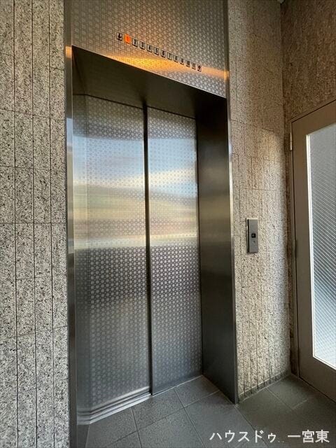 11階建てマンションのためエレベーターが設置されています。買い物後の荷物を運ぶ際にはとても助かります。