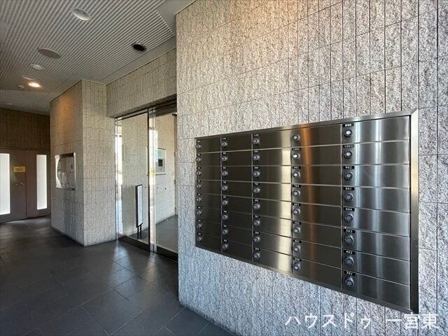 郵便受けが1階にあり、外部の方が不用意にそれぞれの部屋まで来られることを防げますね。