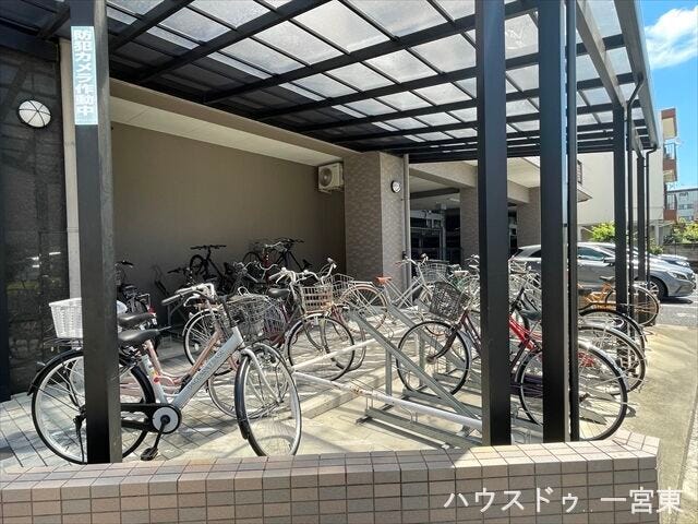 駐輪場は屋根付きになっています。保管時の雨除けになりますね。