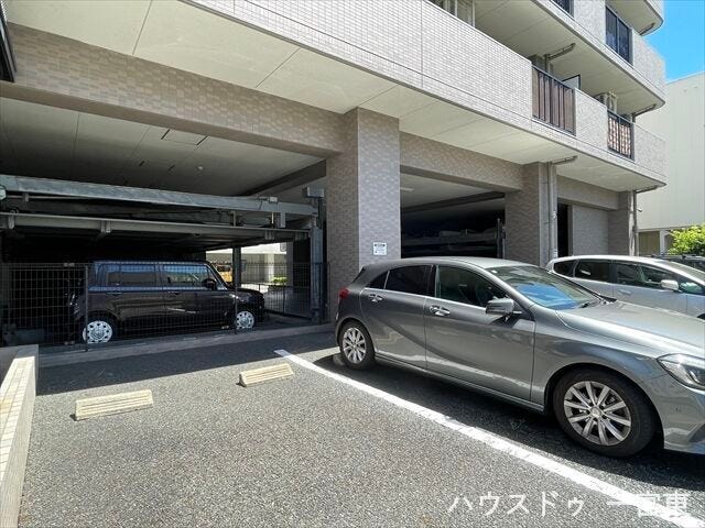 平面タイプの駐車場もあります。他の方の車を気にすることなく、車の出し入れができますね。