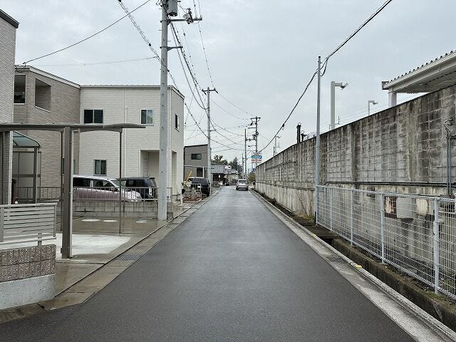 前面道路含む現地(北側西向き)