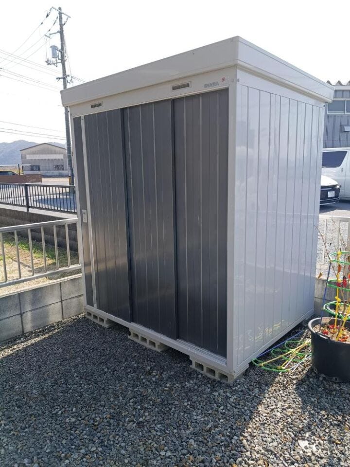 タイヤやキャンプ用品、子どもの外遊びグッズもまとめて収納。
住まいの中を広く使える、うれしい物置スペース。
建物の外観と美しくマッチするカラーリング。