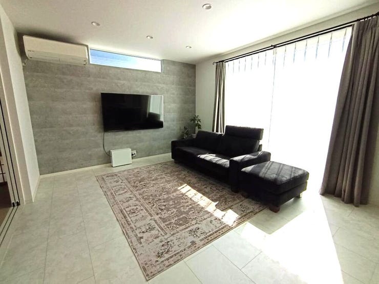 床から天井へと広がる大きな掃き出し窓。
壁面に設けたトップライトが、やわらかな光を演出。
時間とともに表情を変える、美しい空間です。