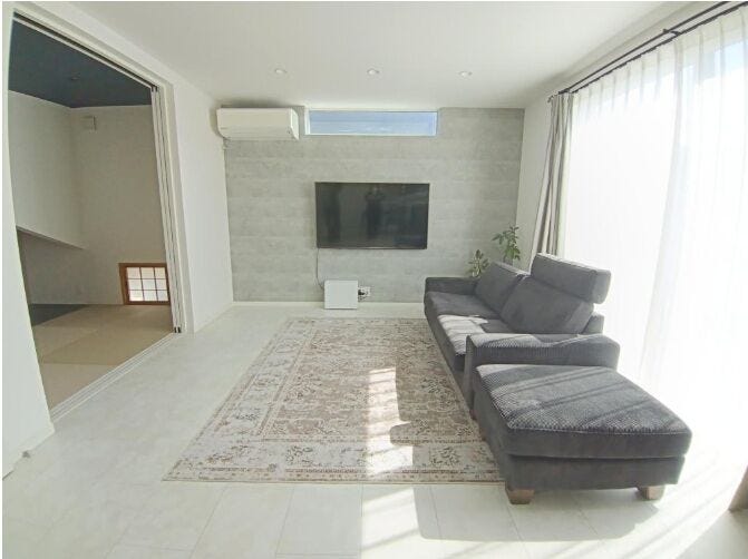 白いタイルが美しく映えるLDK。
上品な光沢が広がり、ワンランク上の高級感を演出します。