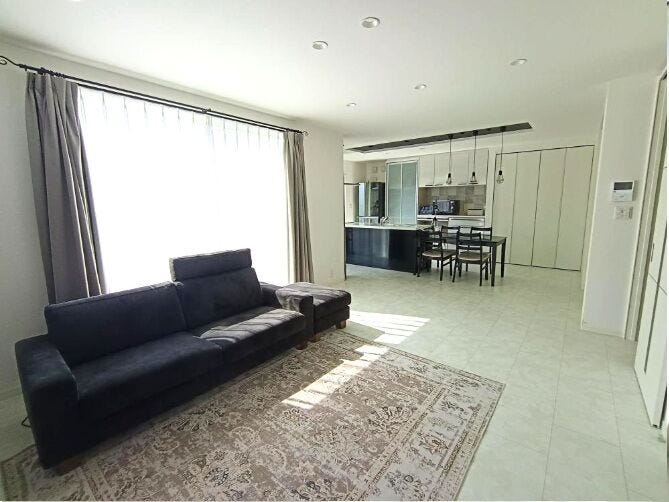 朝の光が白い壁に広がり、
一日の始まりが気持ちよくスタートできるLDK。