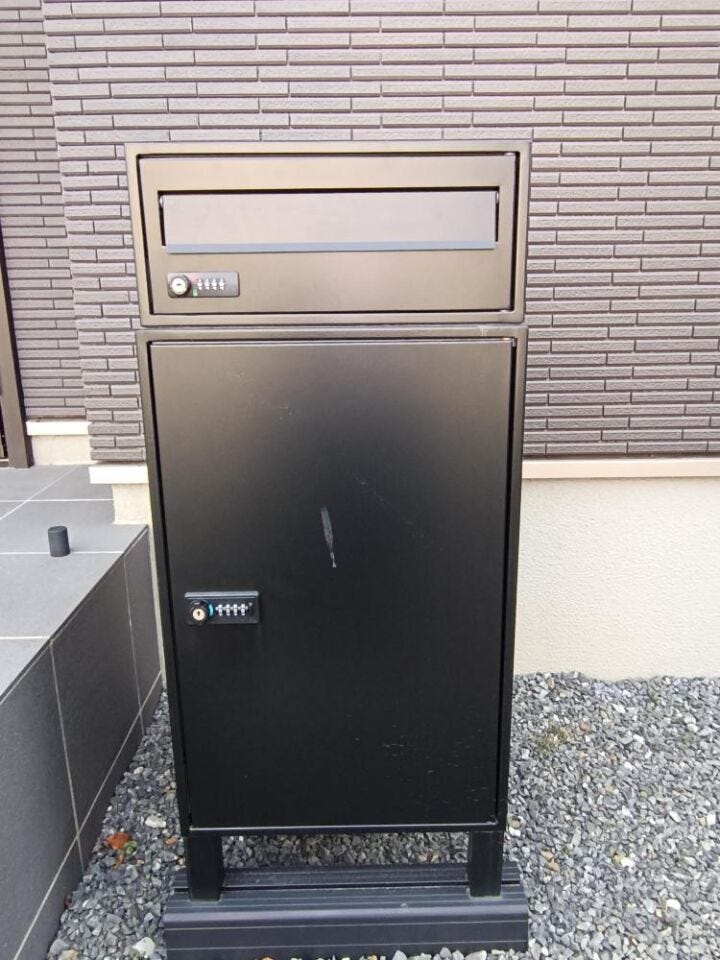 外観と調和するスタイリッシュな宅配ボックス付きポスト。
忙しい毎日でも再配達の心配なし。
時間に縛られない、スマートな暮らしを実現します。