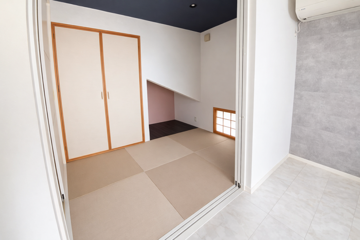 リビング横の和室は、お昼寝やキッズスペースにぴったり。
休日の午後、光が差し込む和室でごろんとひと休み。
家族みんなの“ほっとする場所”になります。