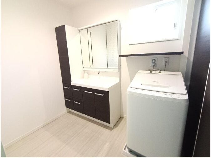 余白を感じるゆとりの洗面室設計。
洗濯機を置いても空間にゆとりがあり、上質な暮らしを演出します。