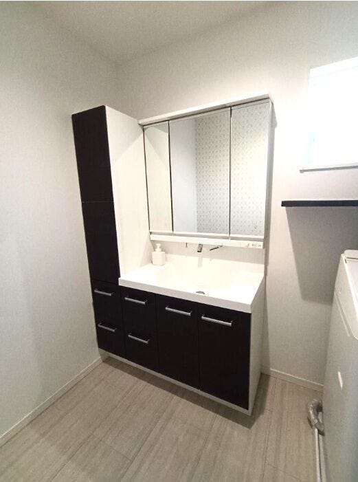 たっぷり収納できる洗面台。
化粧品や日用品もすっきり収まり、清潔感のある空間を保てます。