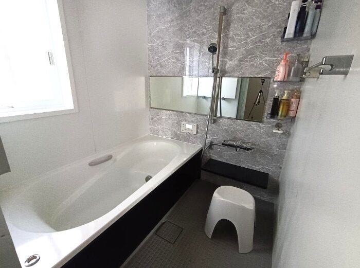 壁面いっぱいに広がる横長ミラー。
奥行きを感じる上質な空間に、足を伸ばせるゆとりの浴槽。
自宅で味わうリラックスタイム。