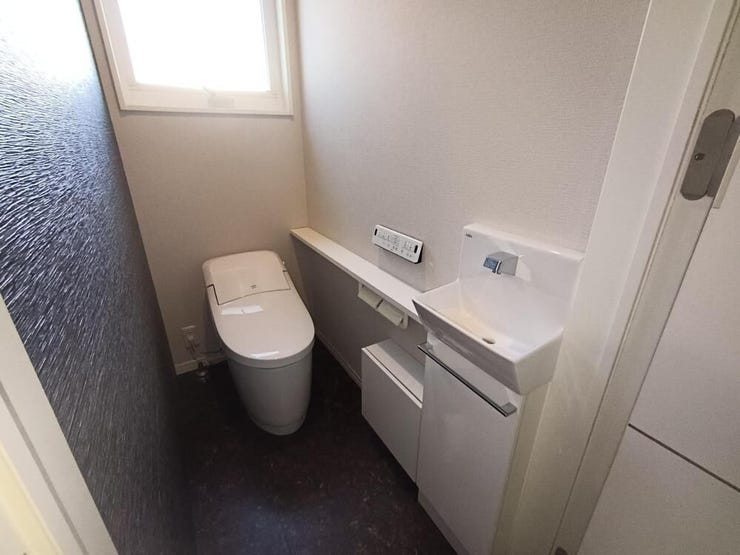 1階トイレです。
トイレットペーパーや掃除用品もきちんと収まる収納力。
手洗い付きで衛生面にも配慮した安心設計。