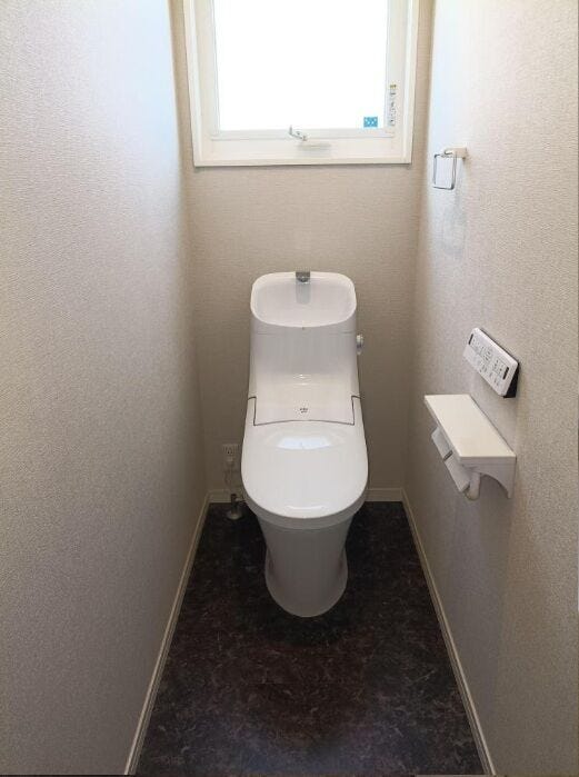 清潔感あふれる明るい2階のトイレ空間。
毎日気持ちよく使える、快適な設計です。