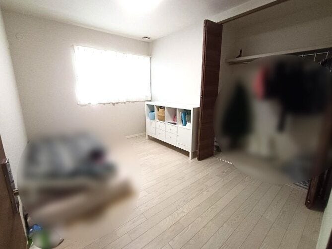 洋室に大きなクローゼットを完備。
衣類や季節物もゆとりを持って収納でき、室内をすっきり保てます。