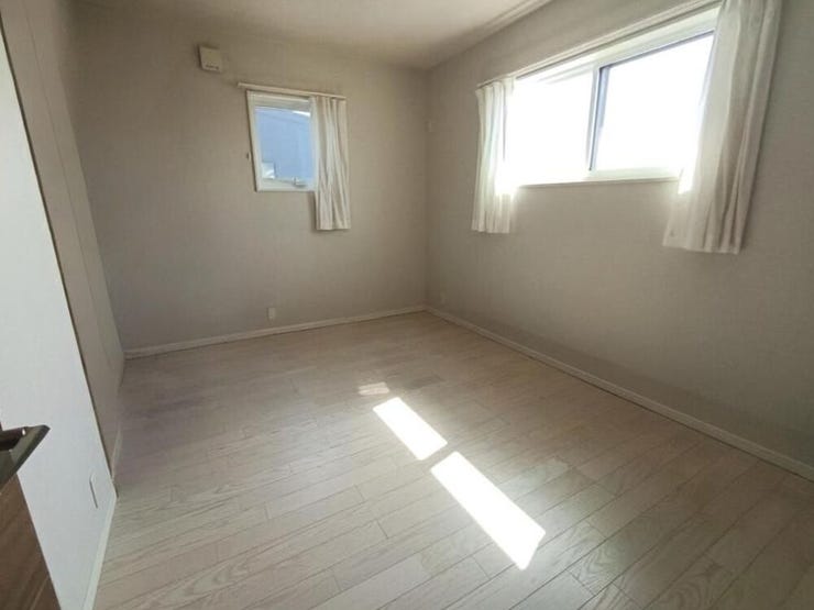 2面採光の明るい洋室。
やわらかな自然光がたっぷり差し込み、心地よい空間を演出します。