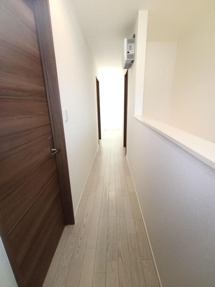 ゆったりとした奥行きのある廊下。
各居室へとつながる動線に、住まいの余裕を感じさせます。