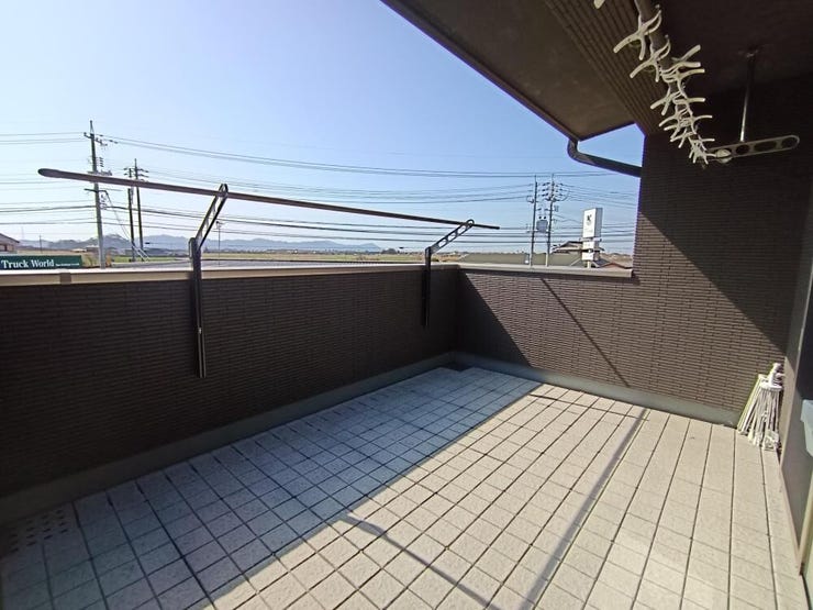 朝日を浴びながら深呼吸。
洗濯物も気持ちよく乾く、明るいバルコニー空間。
屋根付きのため、急な雨でも安心して洗濯物を干せます。