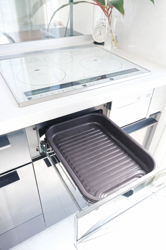 火を使わない安心のIH仕様。
グリルは未使用のため、状態良好。
見えない部分まで丁寧に使われた住まいです。