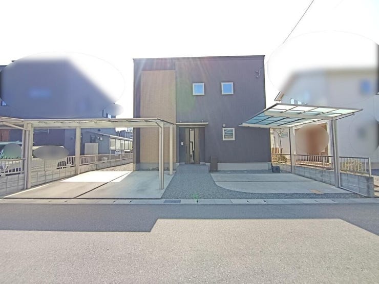 駐車3台以上可能なゆとりのスペース。
建物の外観と美しく調和するカーポートが、
住まい全体の統一感と重厚感をさらに引き立てます