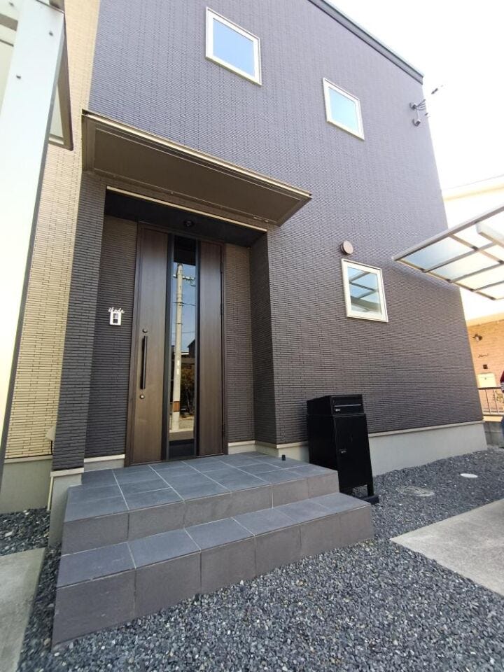 凛とした存在感を放つ玄関エントランス。
雨をしっかり防ぐ設計で、天候に左右されない快適さ。