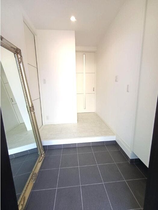 白を基調とした明るい玄関に、
紺色のタイルが美しく映えるデザイン。
上品なコントラストが、住まいの個性を引き立てます。