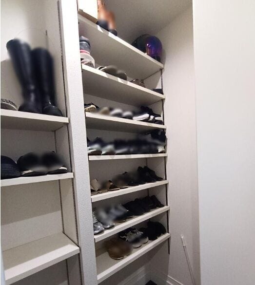 ベビーカー、アウトドア用品、ゴルフバッグ…
玄関横のシュークロークがすっきり収めます。
“見せない収納”で、来客時も安心。