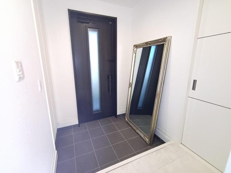 白を基調とした明るい玄関。
自然光がやさしく広がり、帰宅するたびに心がほどける空間です。