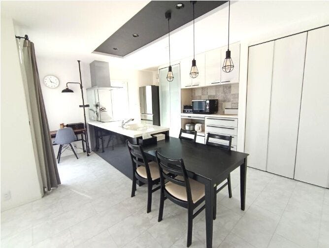 リビングに設けた大容量クローク。
ティッシュや洗剤のストック、学校用品まで。
クロークが家族の“まとめ役”に。
必要なものがすぐ手に取れる便利さは◎