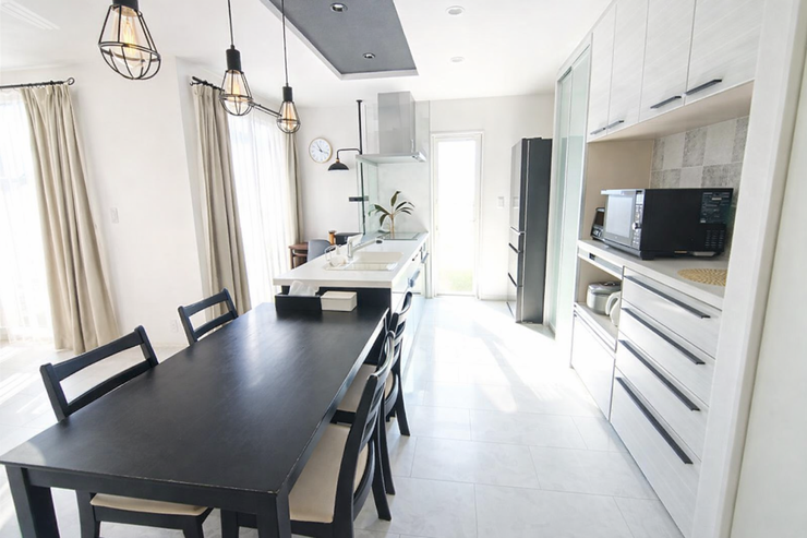 キッチンとダイニングテーブルを横並びに配置。
配膳や片付けがスムーズで、毎日の家事がぐっとラクに。
料理をしながら、すぐ隣で「いただきます」。
会話が自然に生まれる温かな空間です。