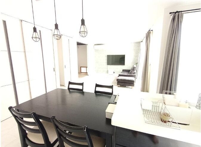 L字形のLDKが生み出す、ゆるやかなゾーニング。
リビングとダイニングが自然に分かれ、
落ち着きと開放感を両立した心地よい空間です。