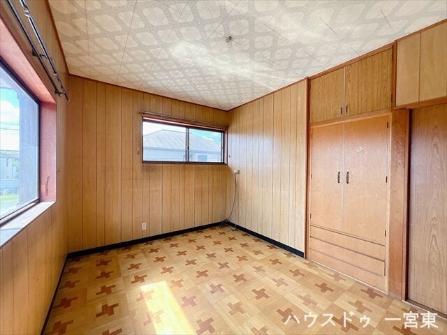 6帖洋室:唯一の洋室は造り付け収納があります。南向きで日差しのよく入る明るい空間です。