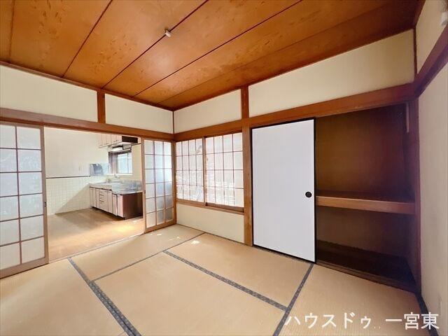 6畳和室:キッチン・8帖和室・6帖和室がそれぞれつながっている回遊式の1階居室です。動線がスムーズで空間も広々と使えます。床の間のある6帖和室です。