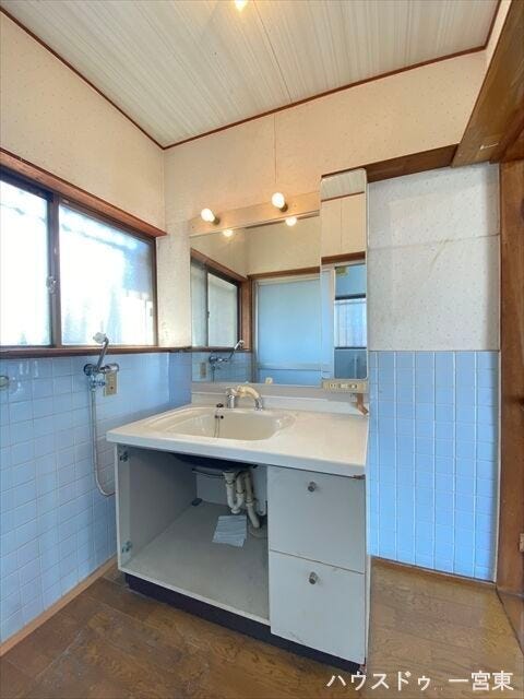 空間を広く見せ、朝の支度もスムーズにできる大型ミラー付き洗面台。洗面台上にはメイクセットを置くゆとりがあり、快適に使えます。