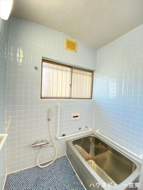 汚れの落ちやすいステンレス製浴槽はお手入れも楽々。広さにゆとりのある洗い場でご家族での入浴も楽しめますね。