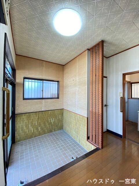 日差しが差し込む明るい玄関スペース。レトロな味わいを生かしながら自分好みにアレンジできる余白のある空間です。