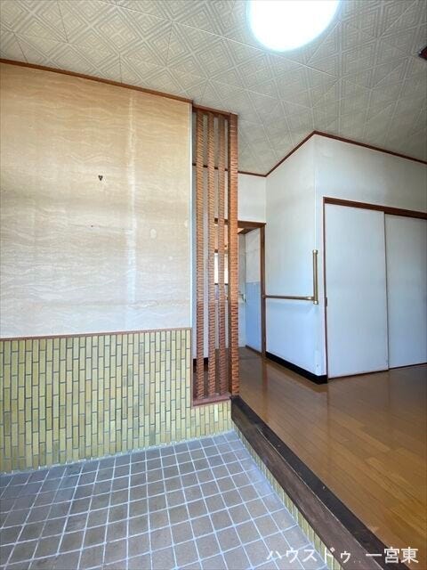 タイル床で水にも強い玄関フロア。広さにゆとりがありペットスペースとしても活用できそうですね。