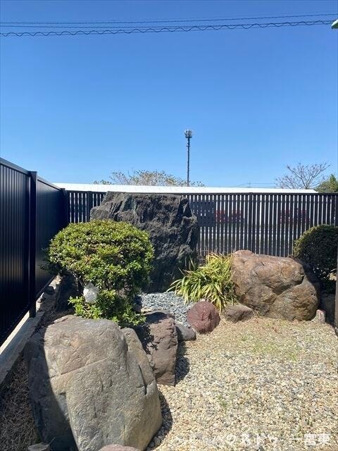 趣のある和風庭園があります。お手入れの行き届いた庭石と植栽が四季折々の表情を楽しませてくれます。ベンチを置いてプライベートガーデンとしても◎。