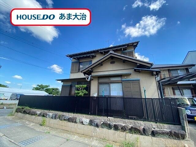 【外観】
名鉄津島線「甚目寺」駅 徒歩約10分。通勤通学も安心◎
あま市西今宿六反地一に中古戸建が登場です。
角地に位置した5DKの邸宅です。