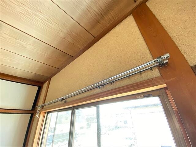 カーテンレールも設置されています。初期費用が抑えられるのは助かりますね。