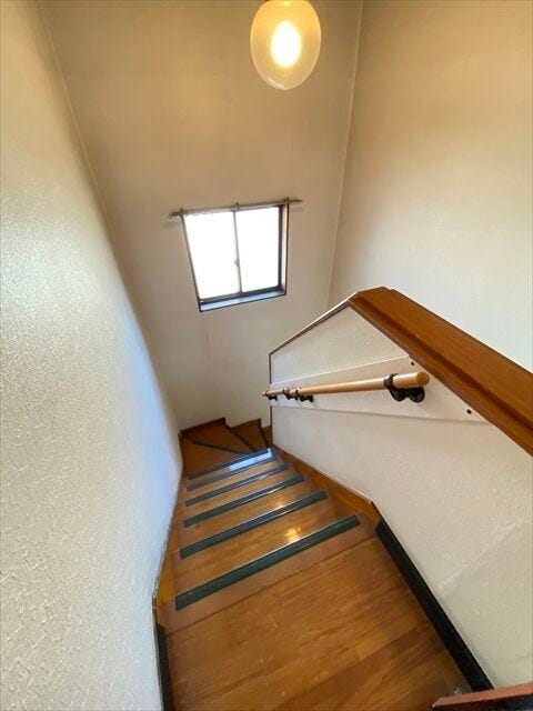 手すり付きの階段です。