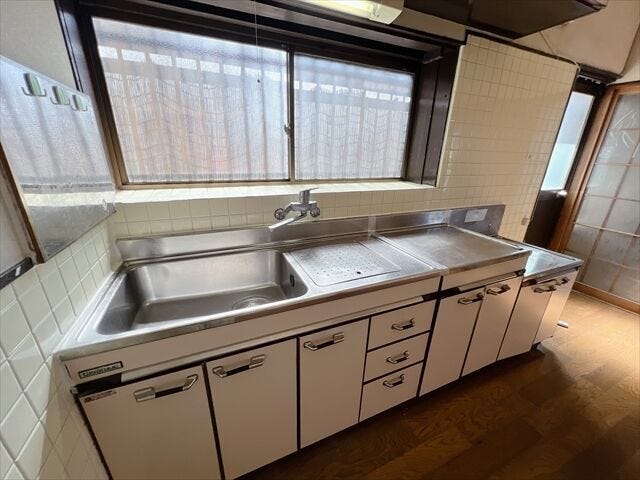 前面に窓があるため明るいキッチンです。