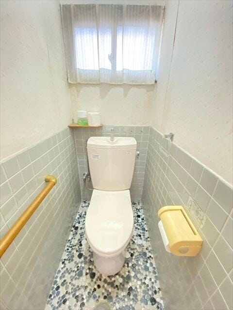 タイル張りのトイレでお手入れもしやすいですね。